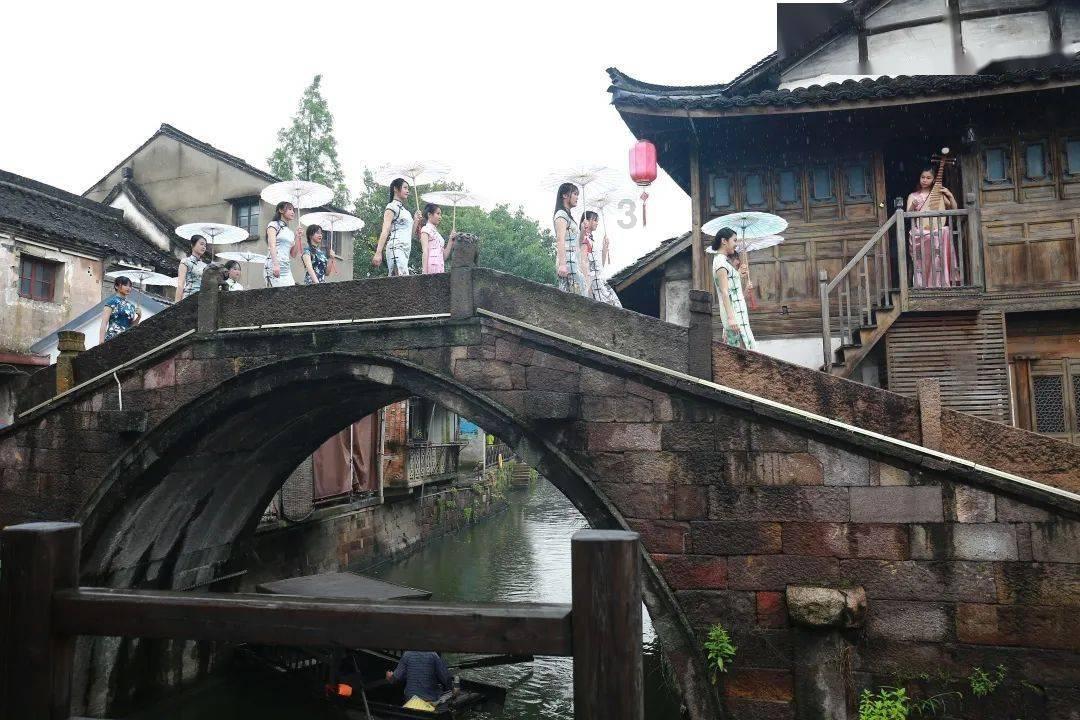 一个人逛街、旅游，很奇怪吗？游戏画面